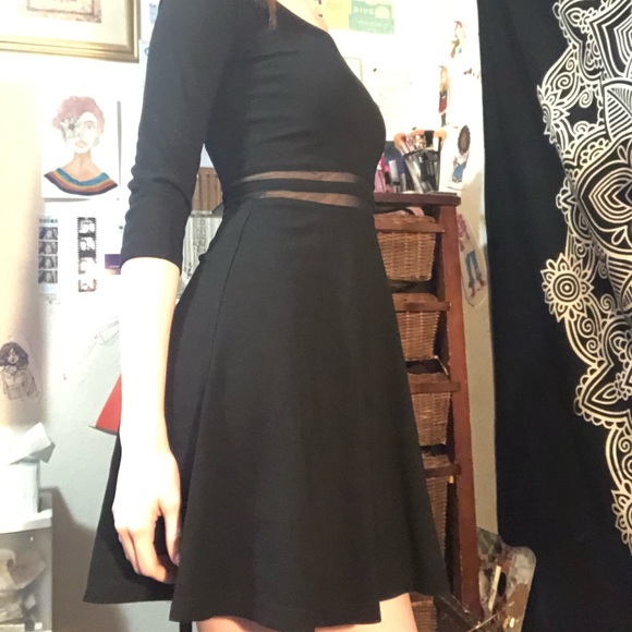 Short black structured dress - Picture 2 of 4